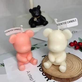 Ароматерапевтическая свеча в форме медведя на руках