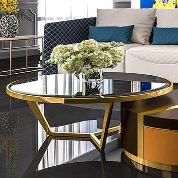 В скандинавском стиле роскошный журнальный столик из овального мрамора с телевизором и шкафом сочетается с современной минималистской гостиной небольшой квартиры
