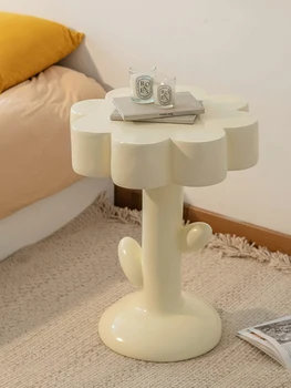 Креативный диван в цветочек в кремовом стиле, небольшой журнальный столик, современный минималистичный стол