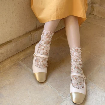 Кружевные носки с цветочным узором 