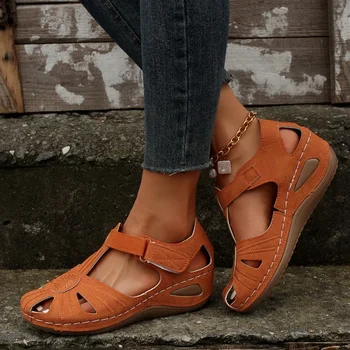 Летние женские босоножки на танкетке с закрытым носком, новые модные женские пляжные туфли большого размера, уличные повседневные сандалии в римском стиле с Т-образным ремешком для женщин