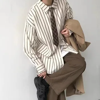 Мужская рубашка в полоску унисекс с длинными рукавами в стиле японского винтажного топа, которую носят представители меньшинства весной и осенью.